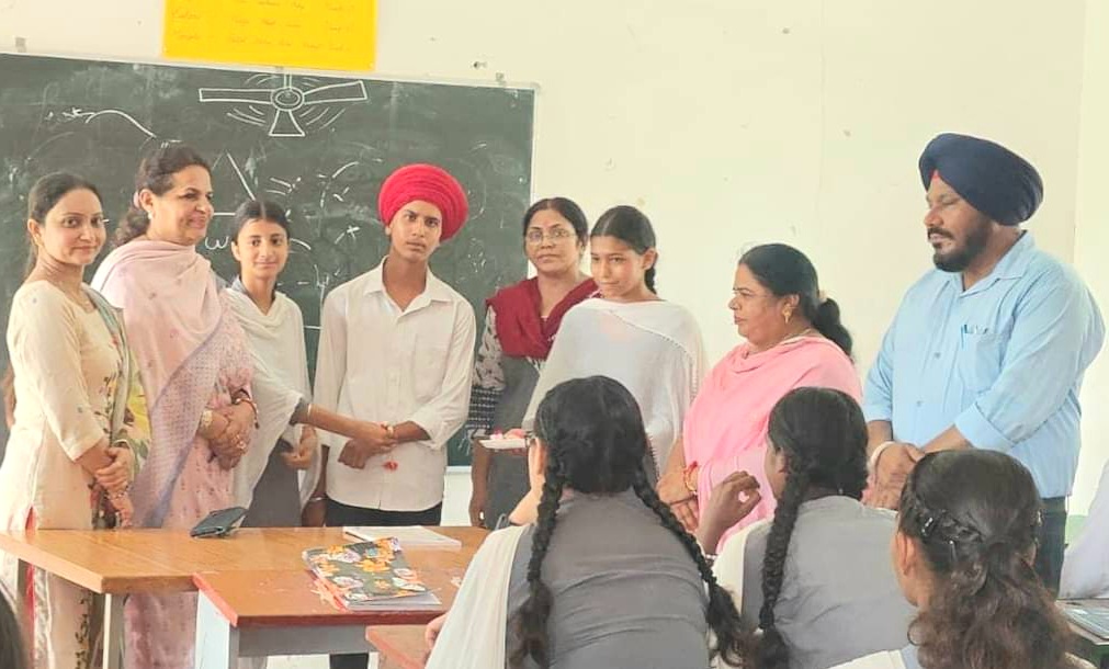 DEO Lalita Arora made a surprise inspection of Garhshankar School